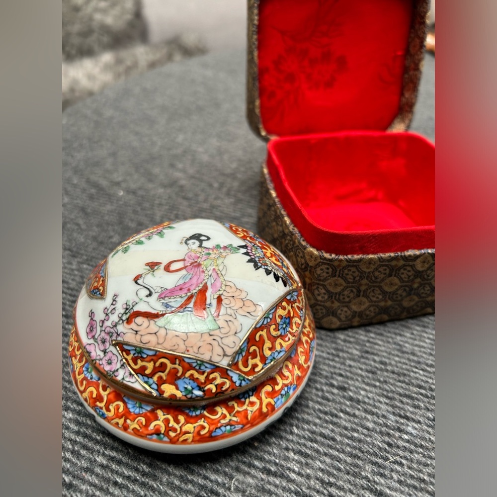 Vintage Chinese Porcelain Trinket Box Hand-Painted Famille Rose Design #1108242A